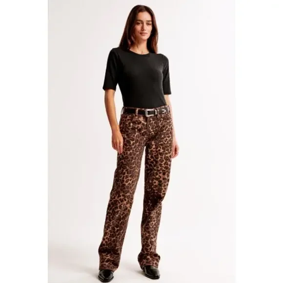 Abercrombie & Fitch The Baggy Low Rise Jeans in Brown Leopard Print - Picture 2 of 10